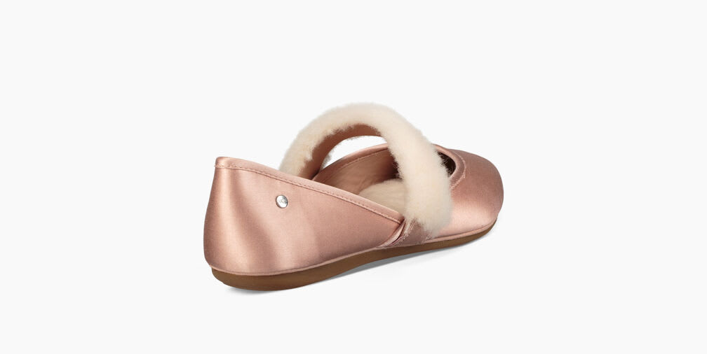 レナ フラッフ フラット 1095089｜フラットシューズ｜UGG®（アグ）公式